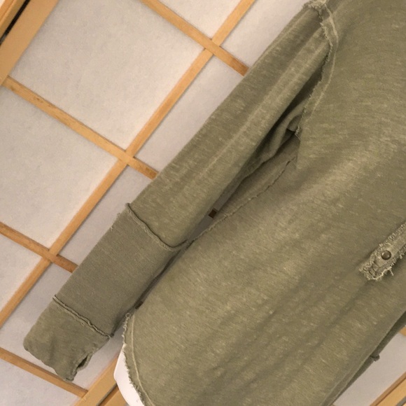 We The Free Snap Henley Top Raw Cut Trim - Picture 3 of 7